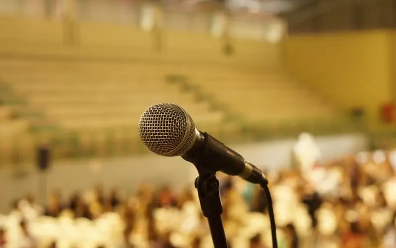 Mikrofon bei einer Konferenz, die von einem Journalisten im Live-Blog übertragen wird