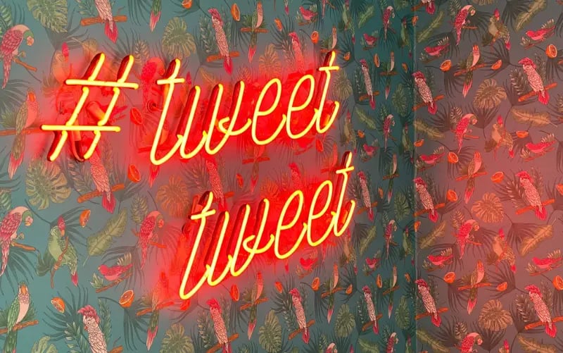 Neon sign with tweet that can be integrated into a liveblog.