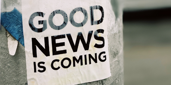 Ein Plakat mit der Aufschrift Good News Is Coming. Mit Good News ist der der neue Liveblog Editor von Tickaroo für Reporter und Journalistin gemeint.