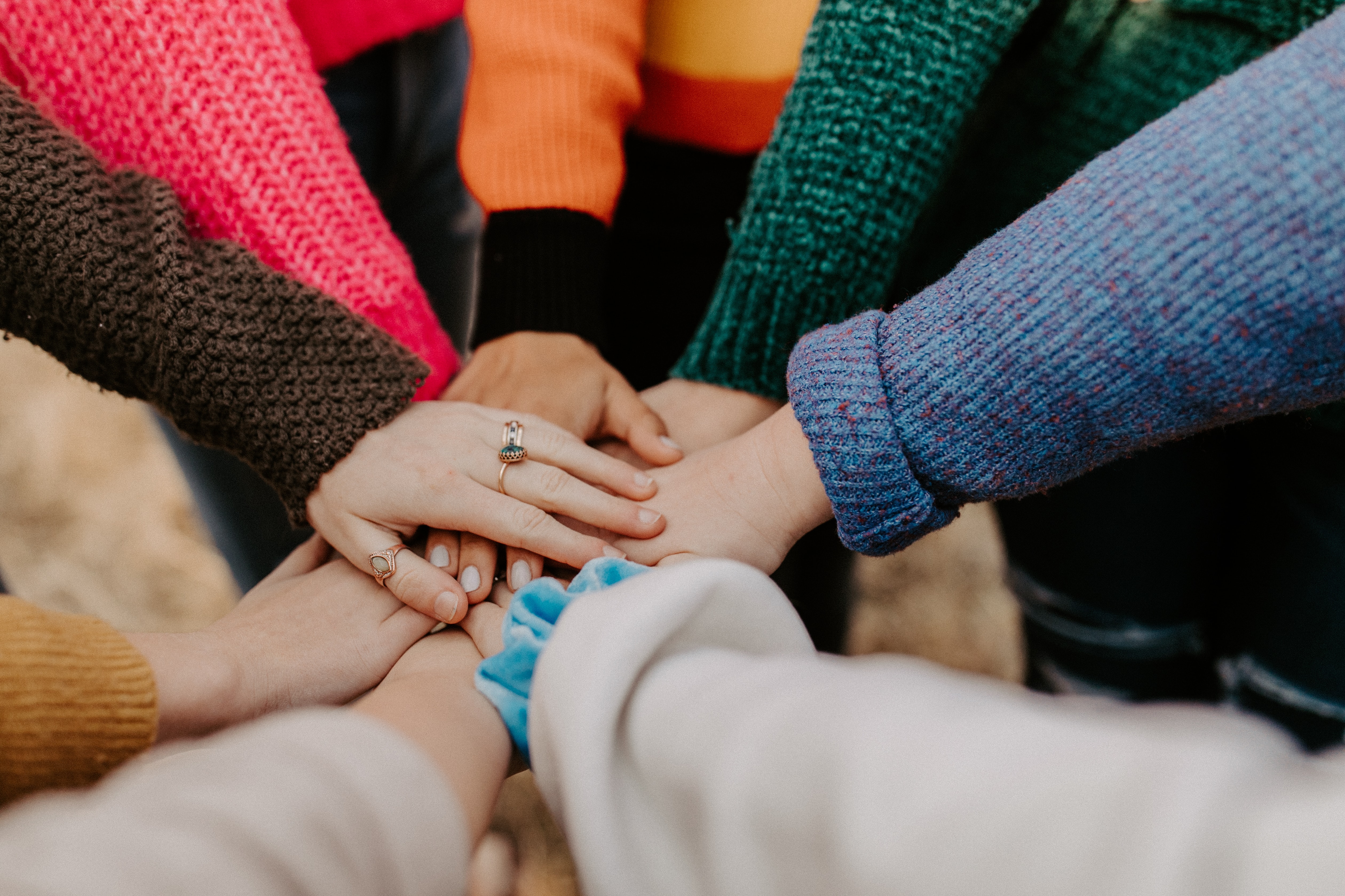 Menschen_geben_sich_die_hand_und_symbolisieren_damit_ihr_vertrauen_zu_anderen_menschen
