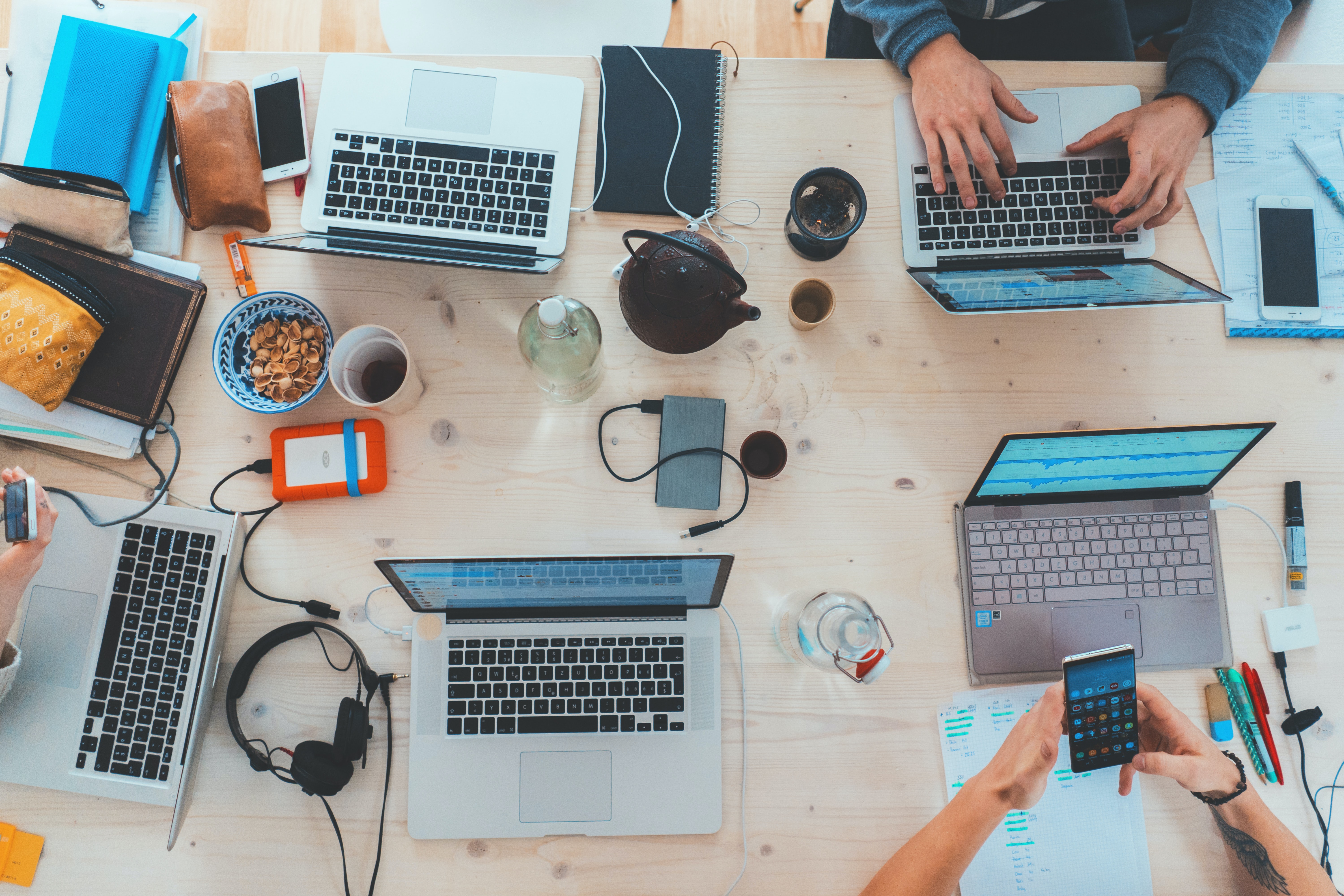schreibtisch-mit-laptops