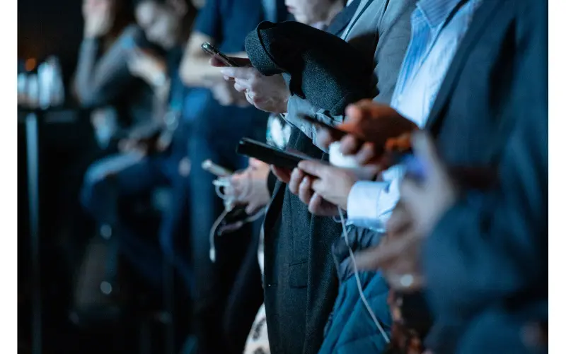 Bürger halten ihre Smartphones in den Händen und verfolgen den Kommunen Live Blog. 