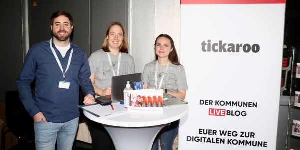 Team Tickaroo mit dem Kommunen Live Blog beim Jahrestreffen des Netzwerk Junge Bürgermeister*innen 2021. (Von links nach rechts) Oliver Schittenhelm, Daniela Kroener und Anastasia Laikam