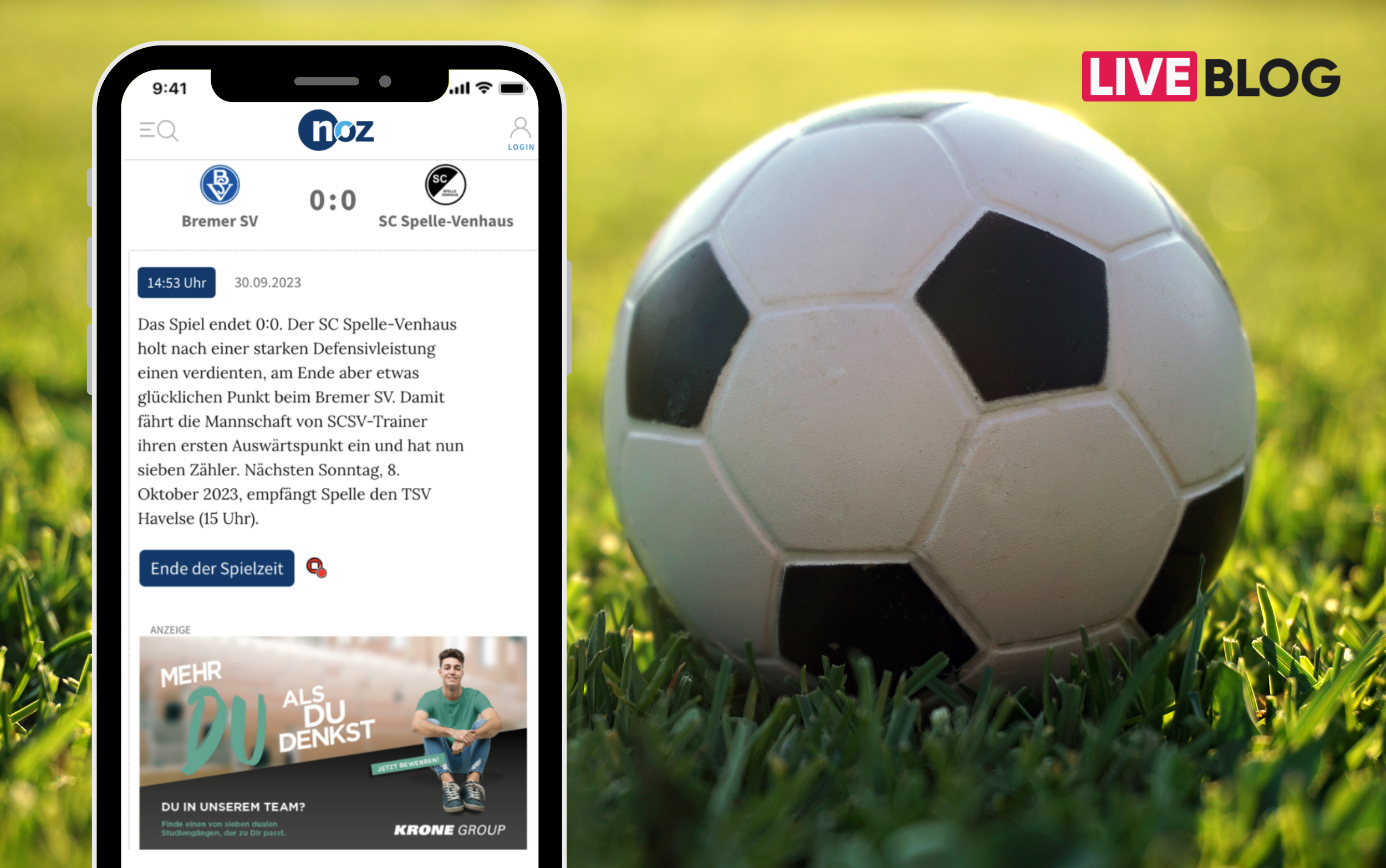 Ein Smartphone mit einem Tickaroo Liveblog über ein Fußballspiel neben einem Fußball. In dem Liveblog befindet sich nach dem Spielstand eine Anzeige.