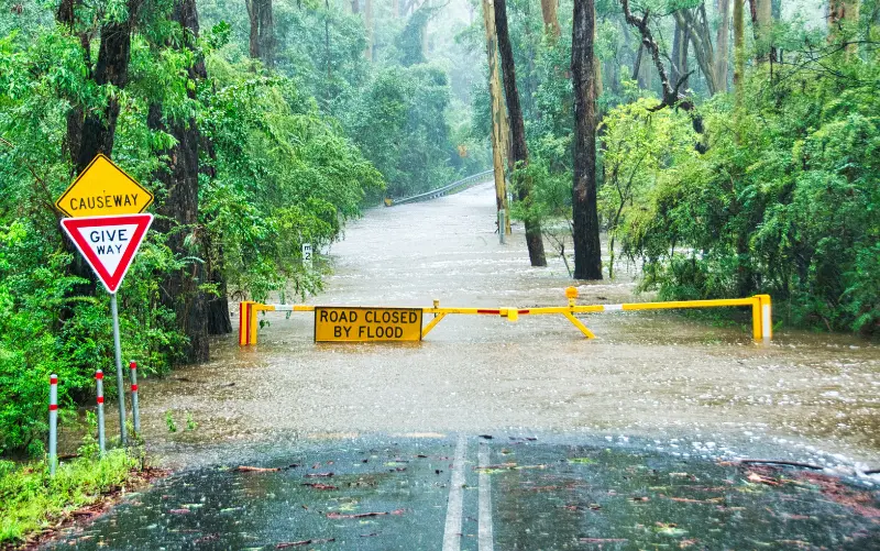 Eine überflutete Straße und ein Verkehrsverbotsschild