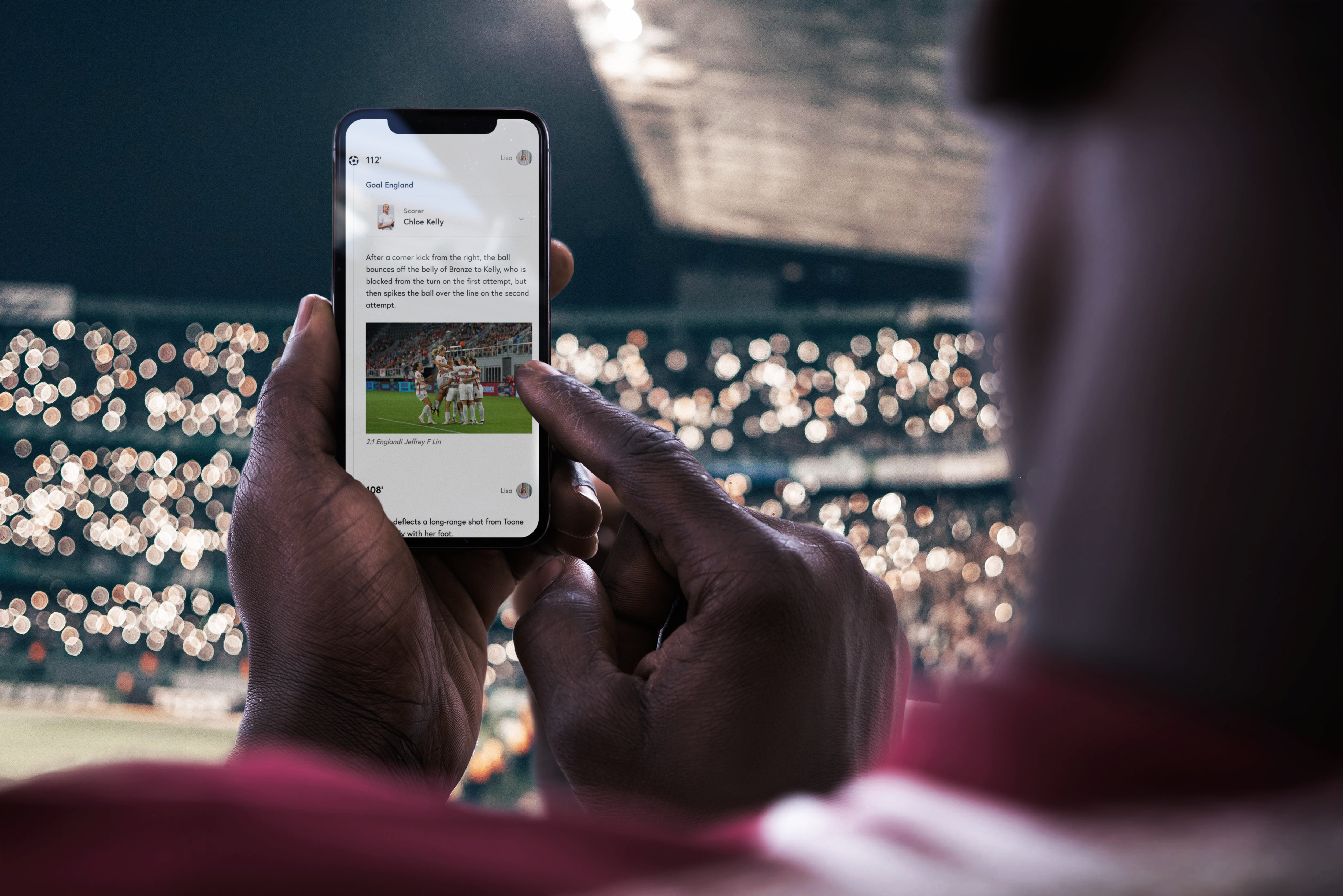 Ein Fan bei einem Fußballspiel erhält zusätzliche Informationen aus einem Liveblog des Spiels.