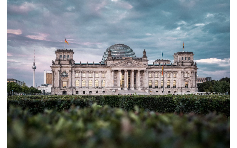 Das Reichstagsgebäude in Berlin bei Sonnenuntergang. Doch worüber diskutieren die Politiker im Reichstagsgebäude? Berichte darüber in deinem Liveblog und halte deine Leser bei politischen Themen immer auf dem neuesten Stand!