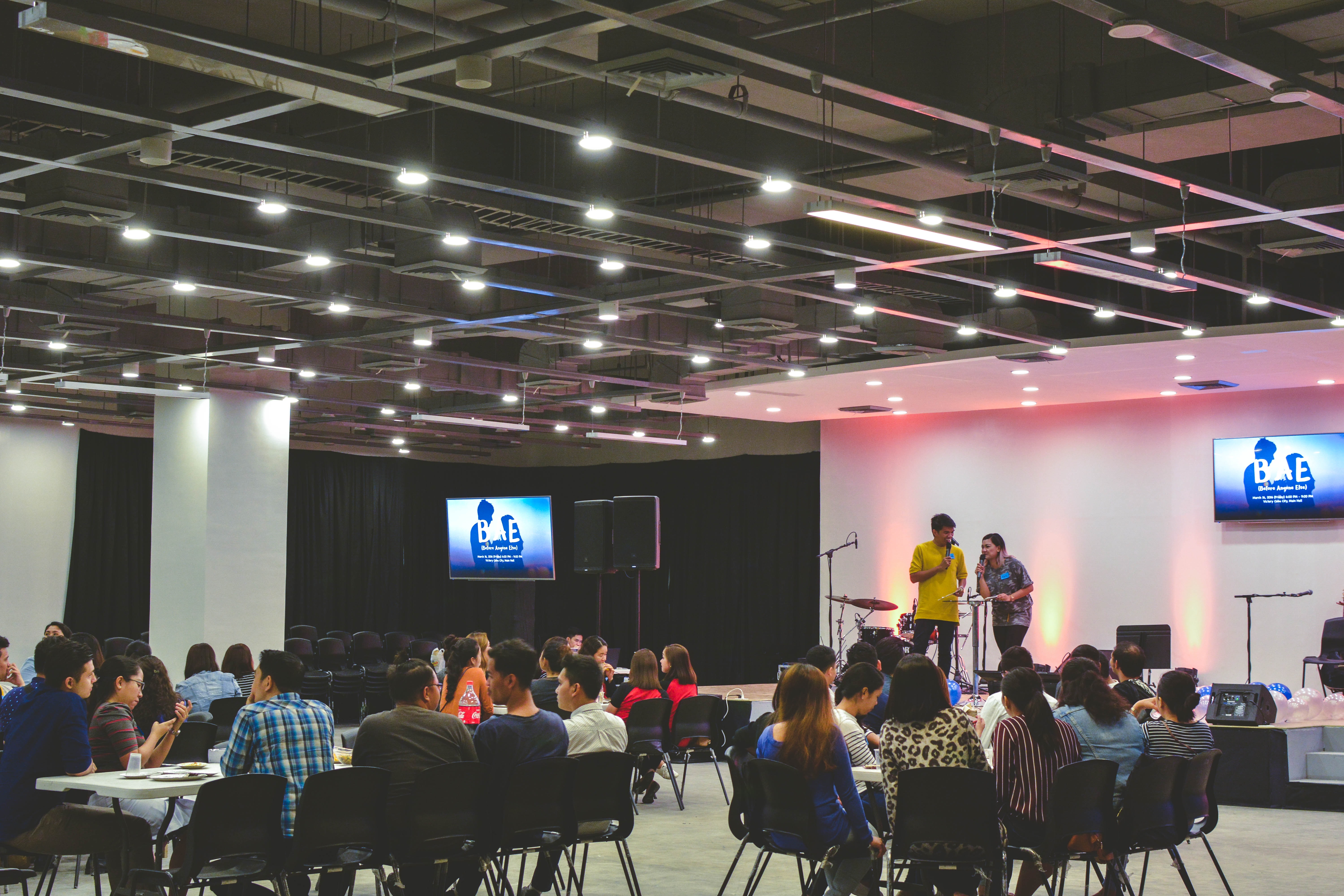 Eine Konferenz mit vielen jungen Zuhörern die auf einen Bildschirm blicken. Events wie diese können von einem Liveblog begleitet werden.